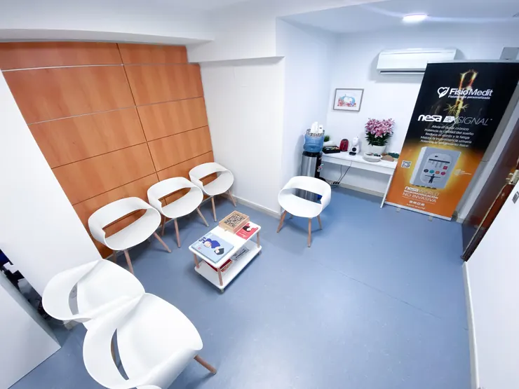 La sala de espera de la clínica, con sillas blancas