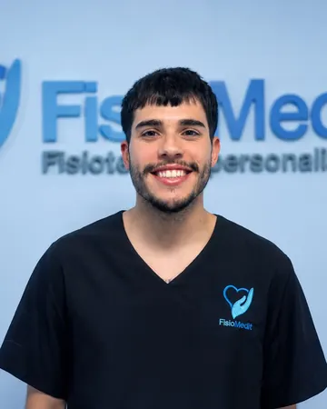 Retrato de Aitor Merino Valverde, fisioterapeuta, delante del logo de la clínica