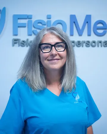 Retrato de Begoña Caldera Brea, fisioterapeuta, delante del logo de la clínica
