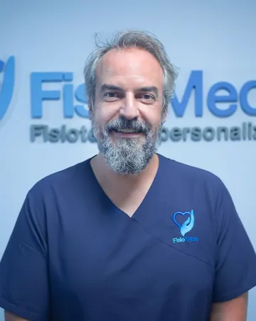 Retrato de Iñaki Gutiérrez López, fisioterapeuta, delante del logo de la clínica