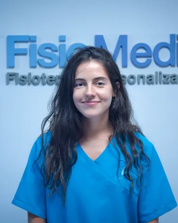 Retrato de Marta Larrubia Martínez, fisioterapeuta, delante del logo de la clínica