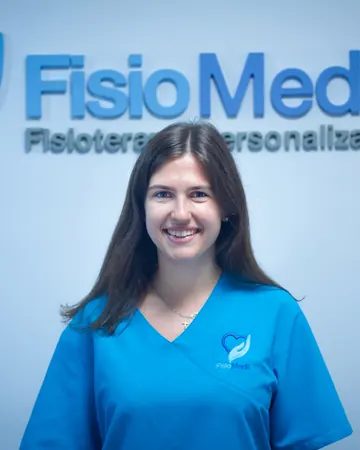 Retrato de Marta Maci Elósegui, fisioterapeuta, delante del logo de la clínica