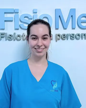 Retrato de Saray Ortiz González, fisioterapeuta, delante del logo de la clínica