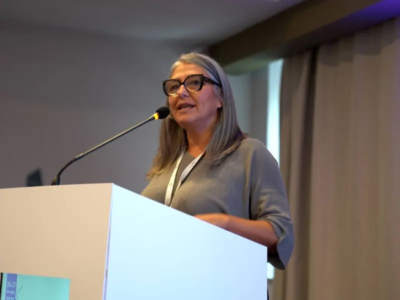 Begoña Caldera habla desde el atril en un congreso