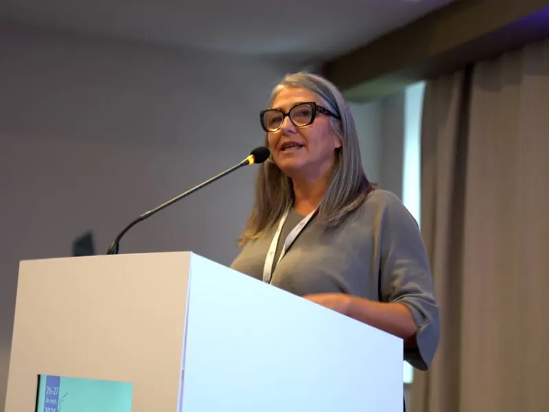 Begoña Caldera habla desde el atril en un congreso